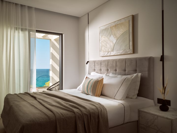 Chumba cha kulala cha watu wawili kwenye ghorofa ya pili kilicho na vitanda viwili vya mtu mmoja ambavyo vinaweza kuunda kitanda cha ukubwa wa kifalme.