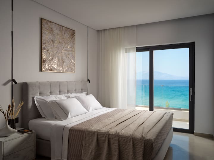 Palette ya kutuliza na matandiko ya plush huunda ndoto za kupumzika kila usiku.