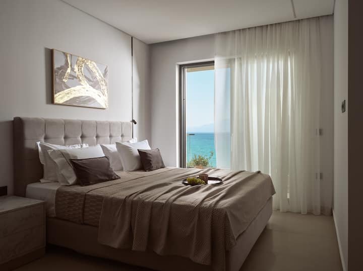 Kwa kuhamasishwa na mazingira ya asili, vyumba vya kulala huchanganya anasa na utulivu.