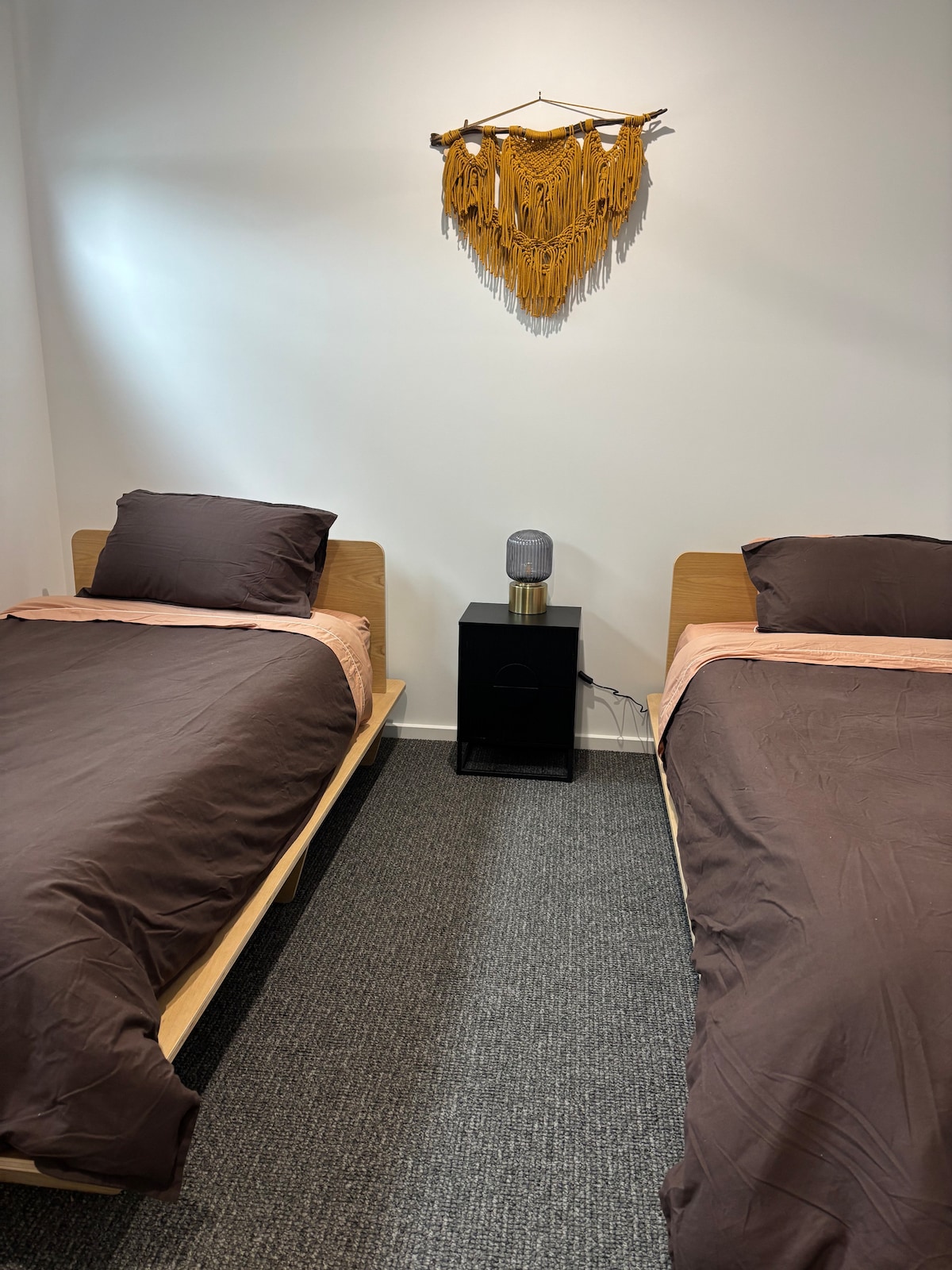 שתי מיטות קואלה עם מזרן קינג סינגל ושמיכה חשמלית.  בחדר יש גם טלוויזיה עם שירותי סטרימינג