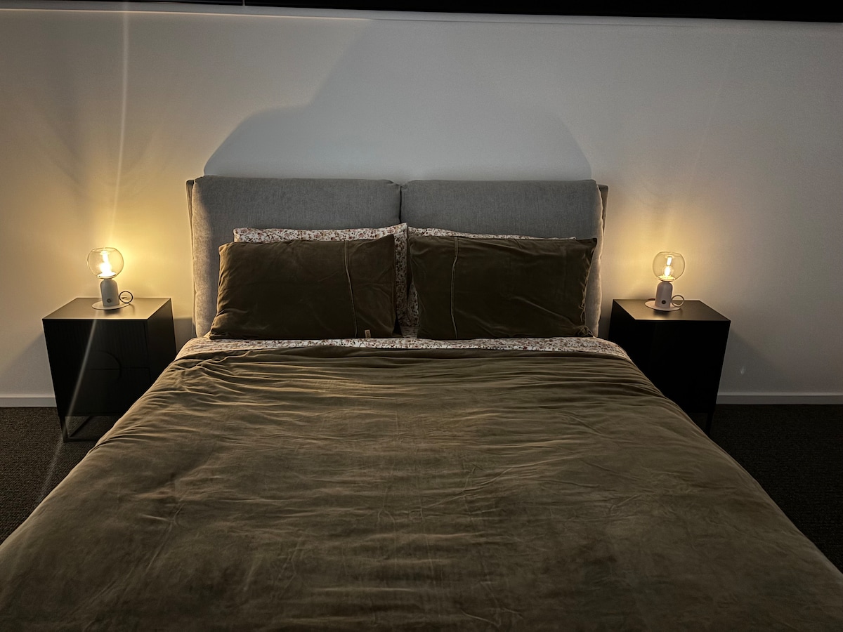 מיטת קווין סייז עם מזרן, שמיכה חשמלית וחדר רחצה צמוד מאובזר