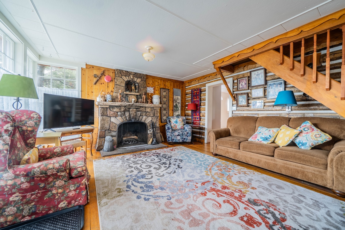 Top performing Airbnb: Vintage Cabin w/ Views in Heart of Estes in Estes Park