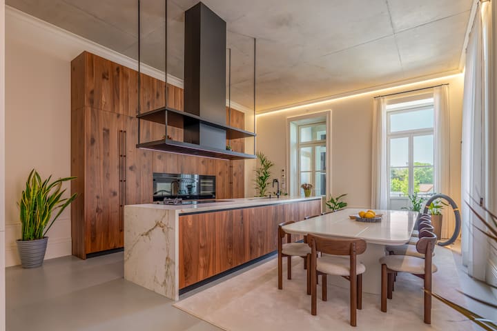 Downtown Luxury Villa w/free parking and garden