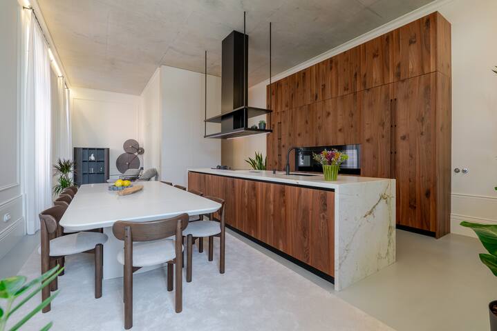 Downtown Luxury Villa w/free parking and garden gallery image 2