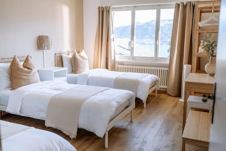 Tri kreveta širine 90 cm s visokokvalitetnom hotelskom posteljinom i svježim ručnicima za ruke i tuširanje, dječji krevet može se rezervirati na zahtjev. Napunite svoj mobilni telefon izravno na noćnom ormariću.
