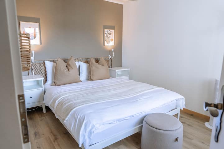 Krevet širine 160 cm s visokokvalitetnom hotelskom posteljinom i svježim ručnicima za ruke i tuširanje, utičnica za punjenje mobilnog telefona na noćnom ormariću
