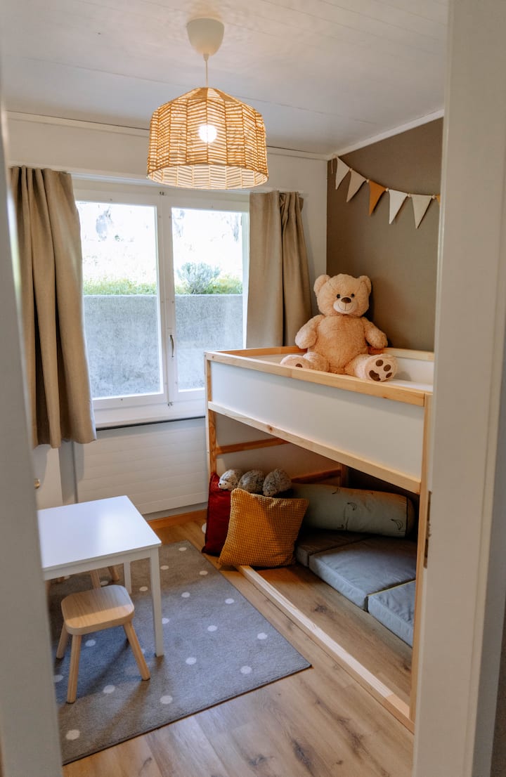 Dječja soba s krevetom na kat od 90 cm i kutkom za igru s igračkama, slagalicama, knjigama i plišanim igračkama
