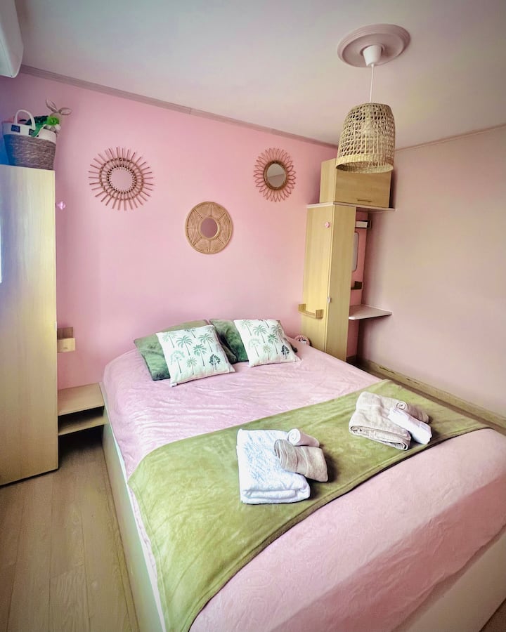 חדר בחצר עם מיטה בגודל 160x200
ארון ומדפי אחסון
