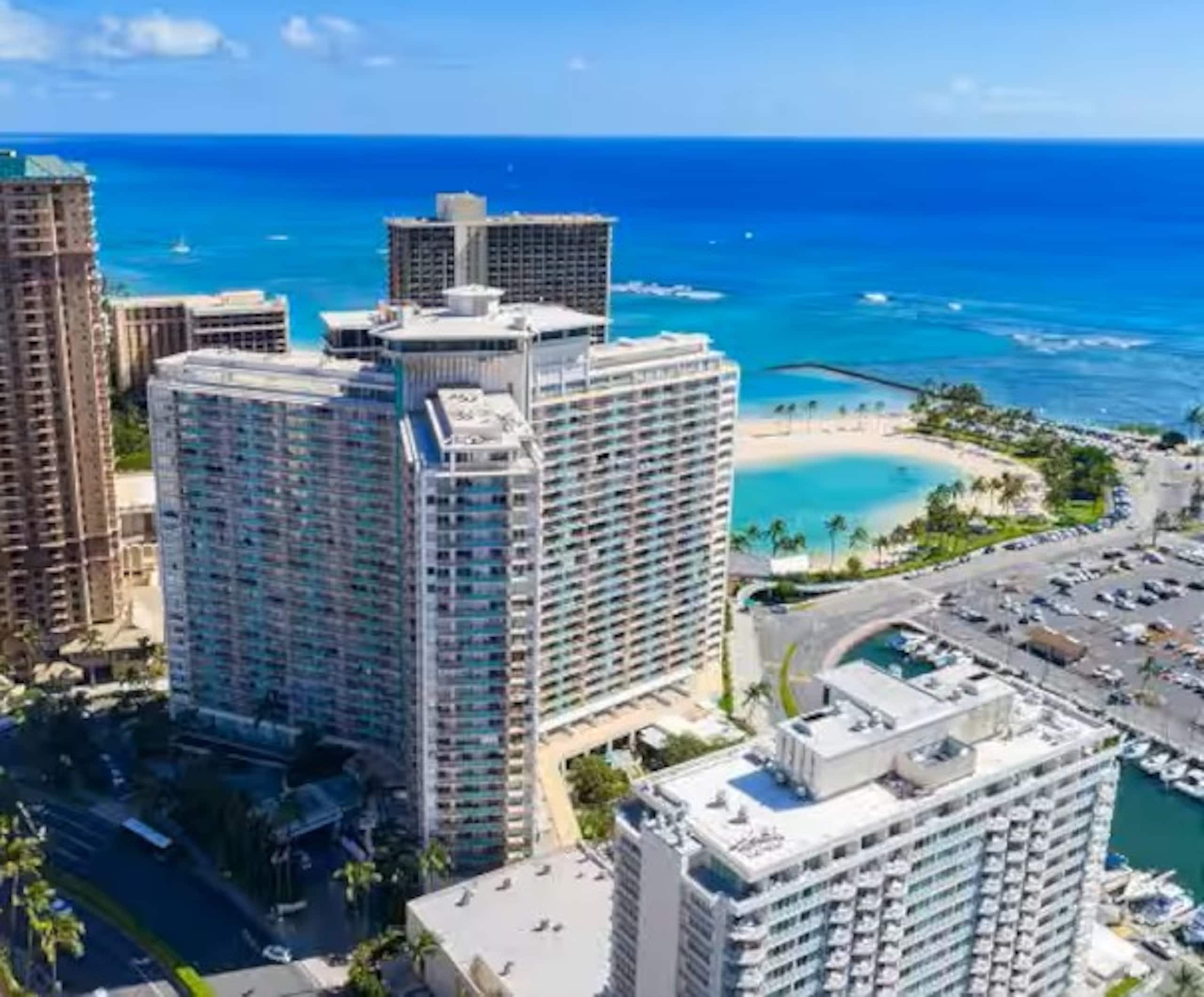 Luxurious Ocean View Ilikai Condo - Image 19