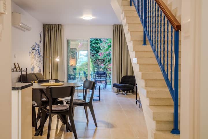 Seaside Sun Kissed House With Pool In Tourist Area - Paphos