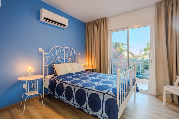 Seaside Sun Kissed House With Pool In Tourist Area - Paphos