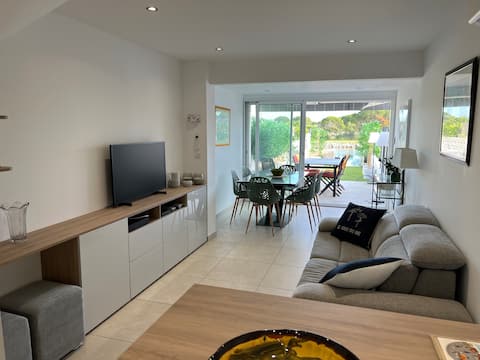 Popular Airbnb listing: Marina with wharf in Le Grau Du Roi