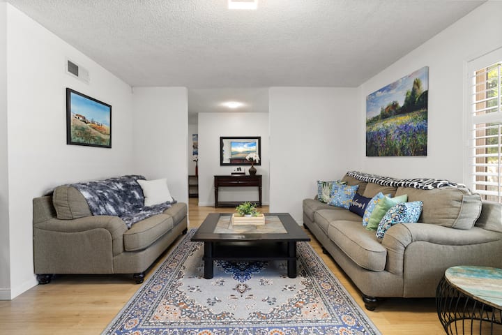 Relaxing Getaway | Game Room, Pickleball & More - Los Angeles, CA