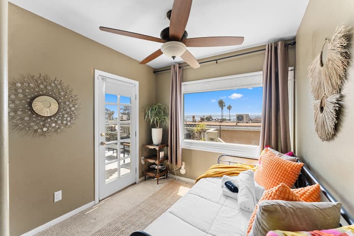 通风良好的卧室，配有法式门，可享受清新的海风