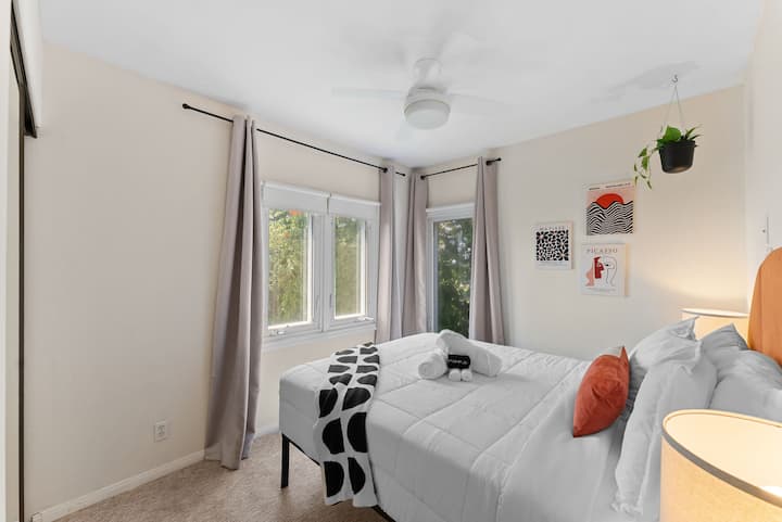 卧室为清爽的白色，配有舒适的装饰，可欣赏花园景观