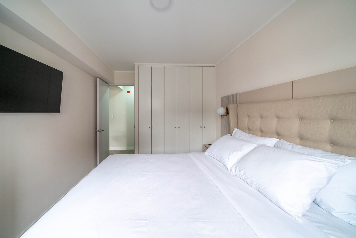 Cama queen con colchón de alta calidad para su descanso placentero.