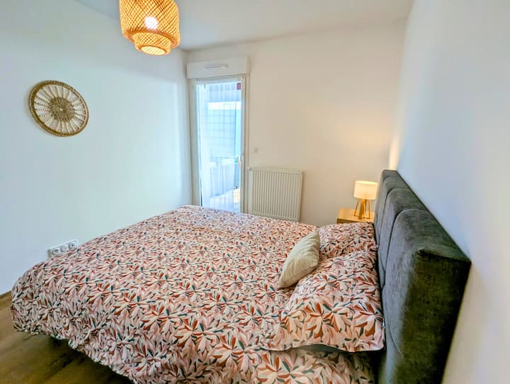 חדר שינה מרווח עם מצעים יוקרתיים.