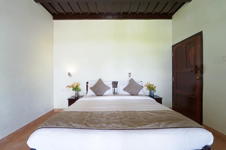 Alaya Stays Vembanad House Secondary · Lakeside Heritage Stay с градина и зона за отдих