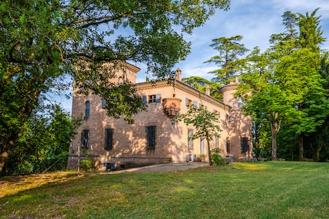 [Live the Castle, Motor Valley View] Modena