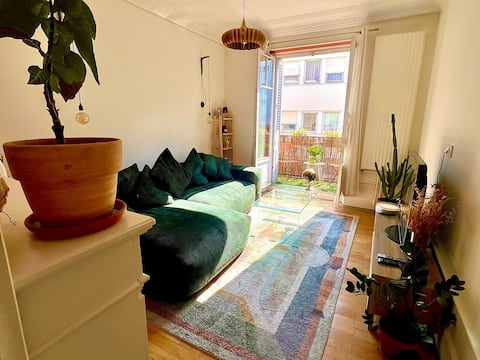 Annonce Airbnb populaire: Old-fashioned charm, free parking, close to the center à Grenoble