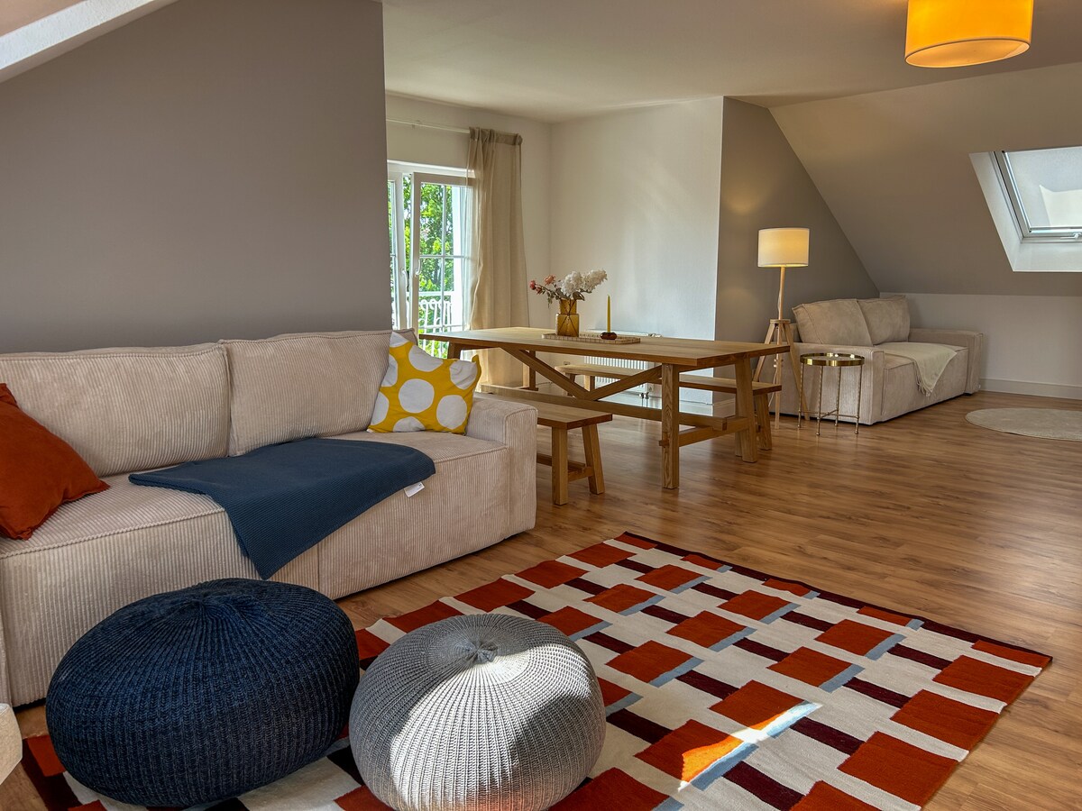 Los dos elegantes sofás cama del amplio dormitorio ofrecen una distribución flexible para que duerman hasta cuatro adultos, ideal para familias o amigos que viajan juntos.