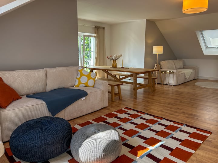 Zwei stilvolle Schlafsofas im großzügigen Schlafzimmer bieten flexible Schlafmöglichkeiten für bis zu vier Erwachsene – ideal für Familien oder Freunde, die gemeinsam reisen.