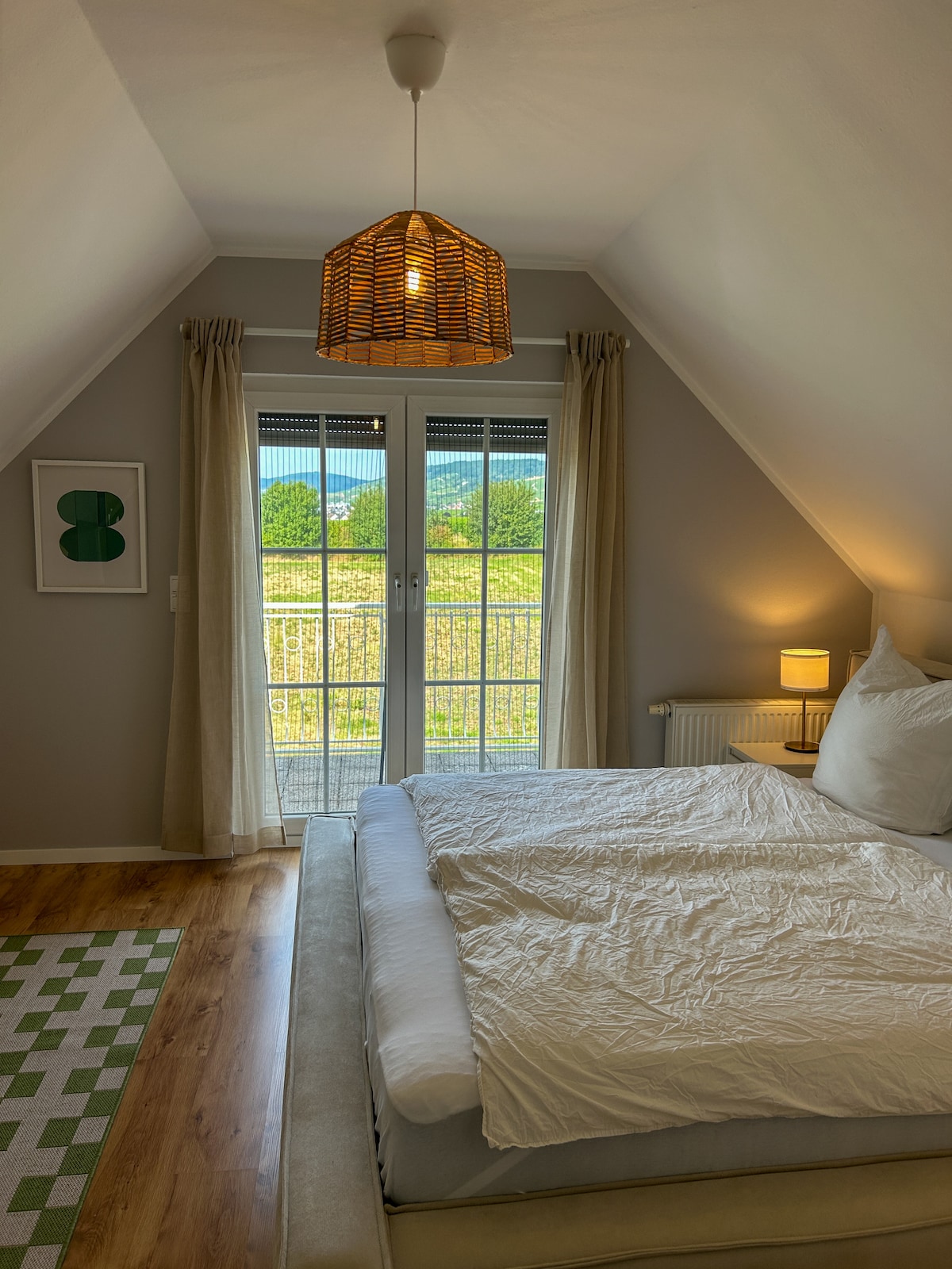 Acogedora cama tamaño king de 1,80 x 2,00 metros con vistas al campo: despierta con la naturaleza y la luz, directamente en el balcón.