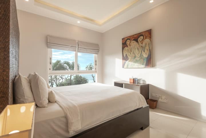 Ima veliki bračni krevet i privatnu kupaonicu