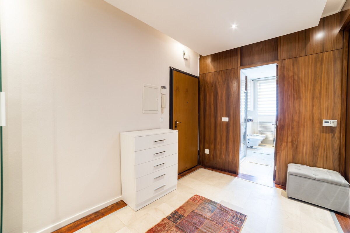 Maison Eleven – 2BDR | Balcony & Parking | Center