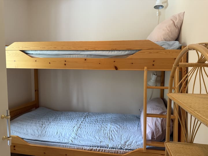 Удобна втора спална соба со две гардероби, завеси за затемнување и полица за релјеф. 