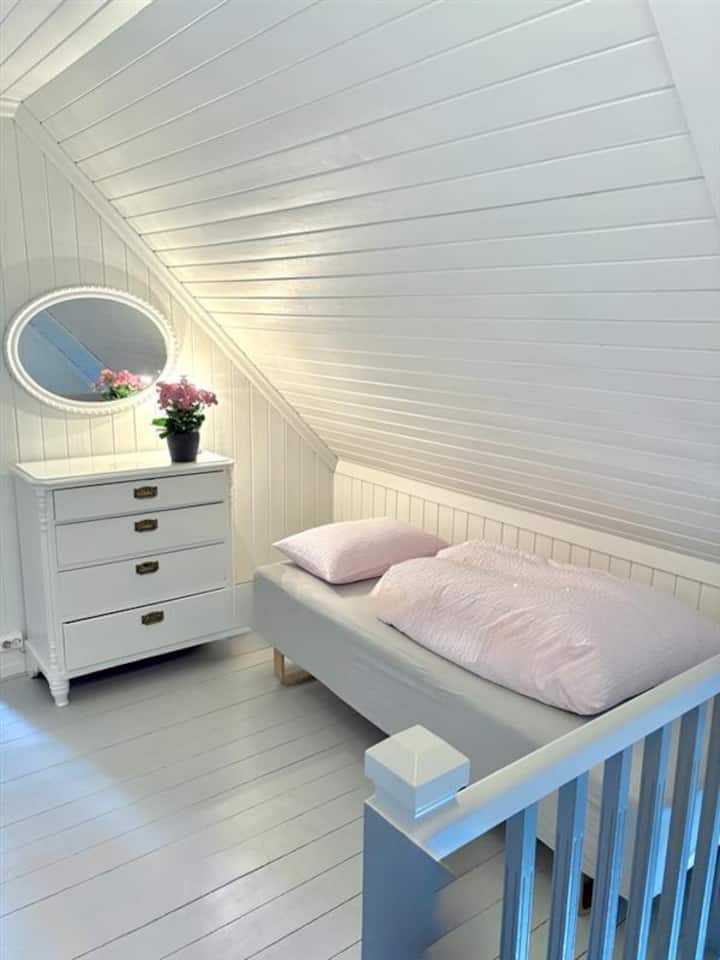 Loft confortable au deuxième étage avec un lit supplémentaire disponible en cas de besoin.