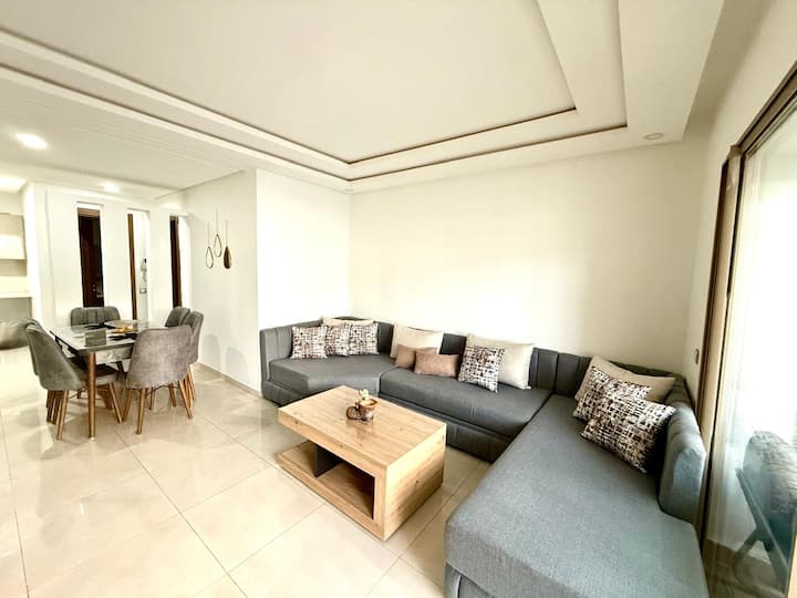 Oddýchnite si v svetlej a príjemnej obývacej izbe, ktorá je ideálna na relaxáciu. Pohovka vás pozýva na oddych a televízor s plochou obrazovkou na filmové večery. Veľké okná umožňujú prirodzené svetlo.