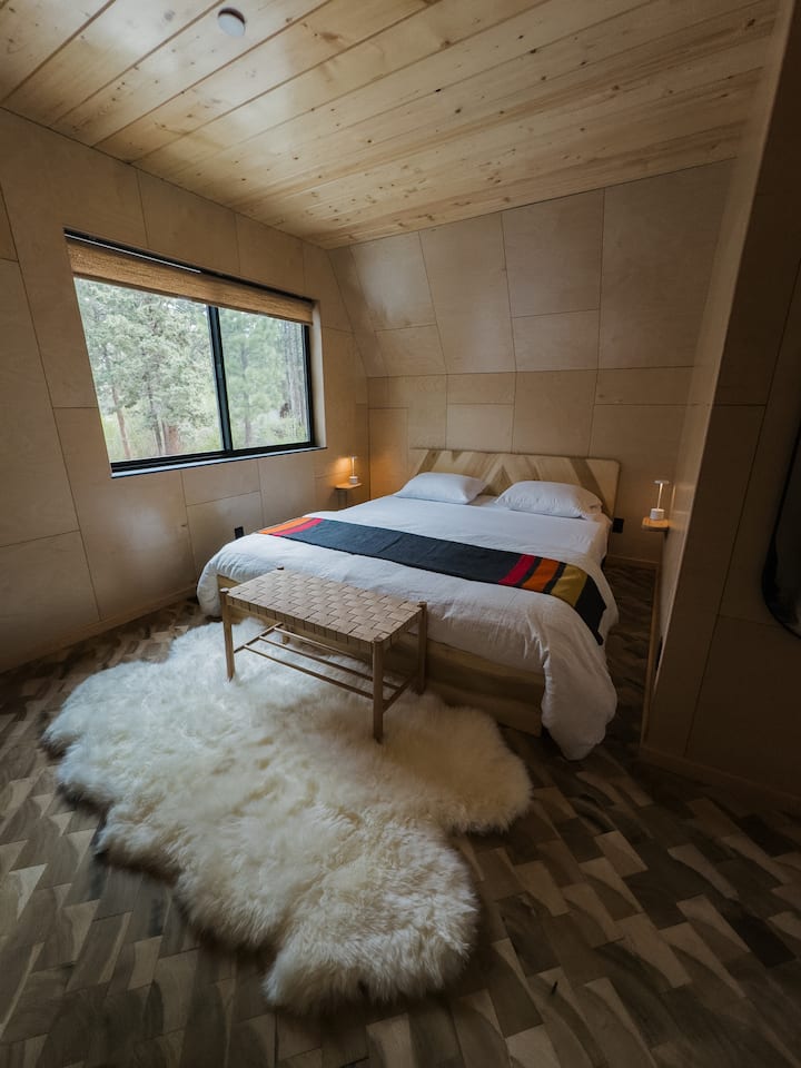 Slaapkamer beneden: hardhouten vloeren van muur tot muur en schapenwol tapijt - kingsize bed ↟↟