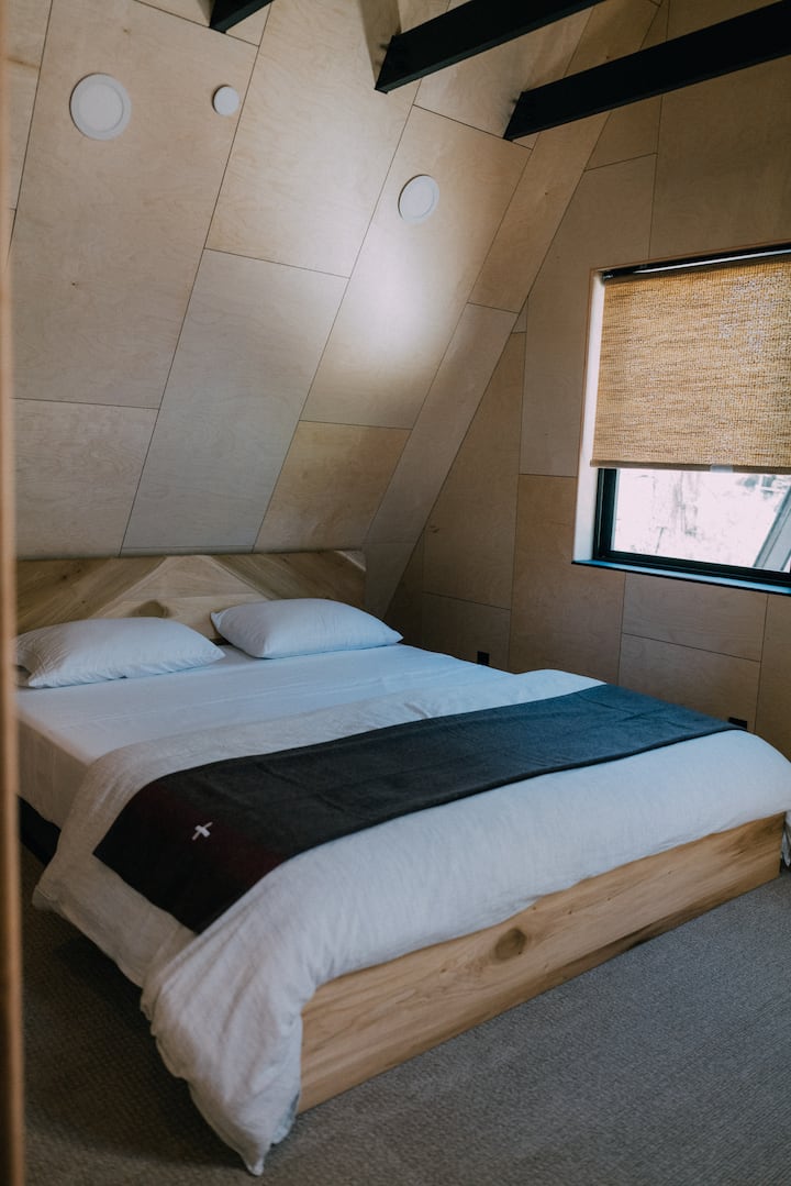 Slaapkamer op de bovenverdieping: stilte en wol met een vleugje jeneverbes wanneer de dakramen open zijn - kingsize bed ↟↟