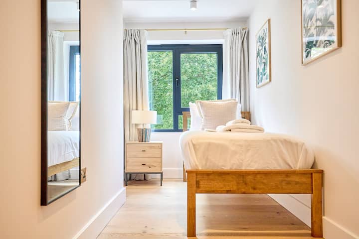 ห้องนอนที่ 4 พร้อมเตียงเดี่ยวและชั้นวางเสื้อผ้า