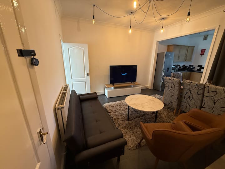 Stylish 3br Doncaster Home | Sleeps 10 | Parking - Doncaster