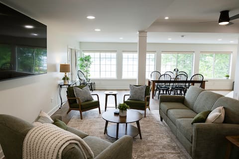 Top performing Airbnb: Lakeside Lodge in Keuka Park