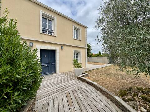 Charming Family House Pleasant Exterior