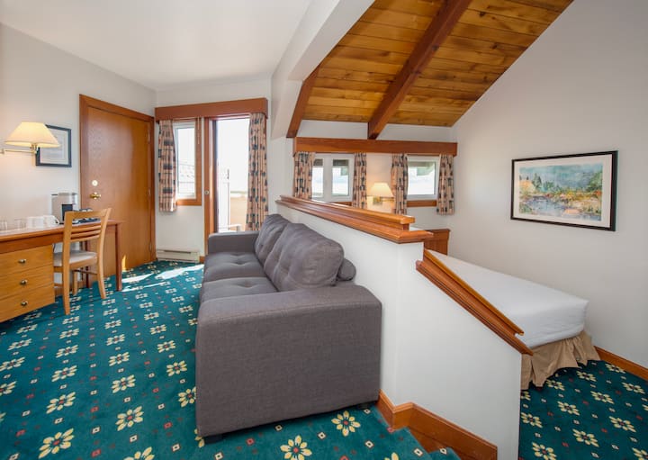 Ocean View Queen Studio – Cozy & Scenic Escape - Campbell River