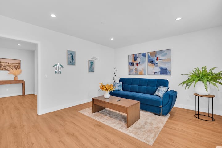 Glendora Route 66 Home 4 Beds/6 Baths - San Dimas, CA