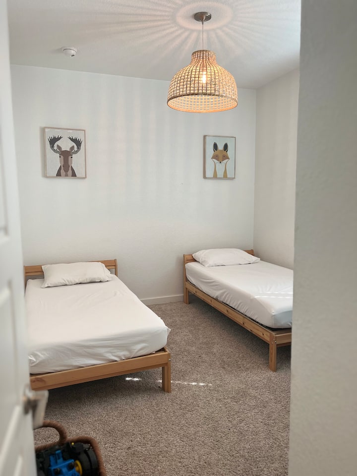 חדר שינה לילדים עם מיטות זוגיות ושפע של צעצועים כדי לשעשע אותם. 