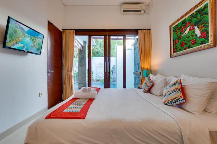 Chumba cha kulala kilichoshindiliwa lakini chenye starehe chenye bafu na ufikiaji wa moja kwa moja wa bwawa kwa ajili ya likizo ya kuburudisha.