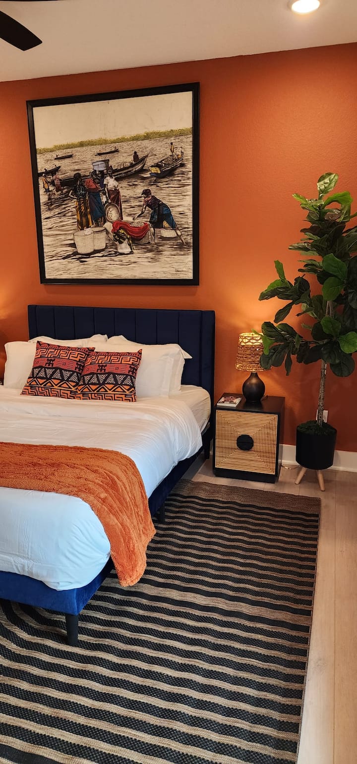 
La obra de arte enmarcada captura una escena de pesca tradicional africana. Esta imagen se compró en un mercado local de Lagos, Nigeria. A esta habitación la llamamos: Aya Éja Suite, un espacio inspirado en mujeres de gracia y valor. 