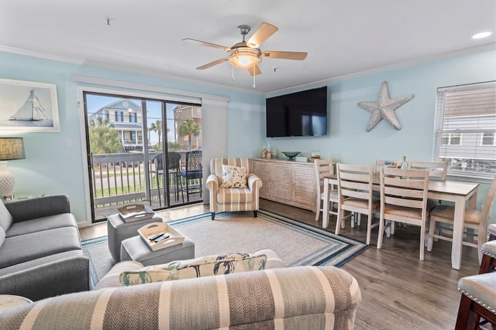 Sehemu ya kushangaza zaidi na yenye starehe ufukweni. ukuta umeweka televisheni mahiri ya "70" na kicheza dvd.  Kituo cha burudani kina tani za sinema (watoto-watu wazima), mafumbo, michezo, na vitabu vyote kwa ajili ya furaha yako!