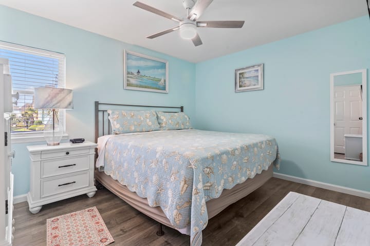 Kitanda chenye starehe cha King kilicho na kifutio cha povu la kumbukumbu.  Mito na mablanketi ya ziada kwenye kabati.  Graco, viti vya ufukweni, mwavuli wa ufukweni, pasi na ubao wa pasi na vifaa vya ziada vya usafi wa mwili pia kwenye kabati.  Ufikiaji wa bafu wa chumba cha kulala.  Televisheni janja iliyowekwa kwenye ukuta yenye ufikiaji kamili wa kebo.