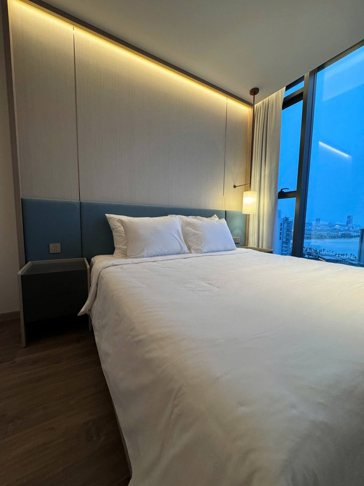 Спалнята е проектирана с голямо просторно единично легло и 50-инчов смарт телевизор. Цяла стъклена стена се отваря, за да разкрие спираща дъха гледка към морето, което ви дава усещането, че живеете точно до морето