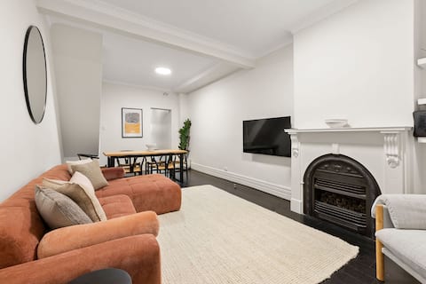 Family Escape in Glebe w/ Parking & Outdoor Dining