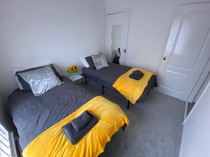 2号卧室配备2张单人床，可供2位成人入住