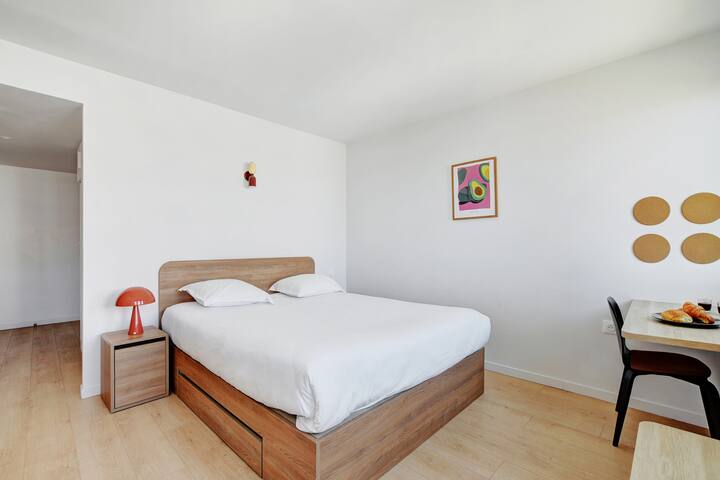 غرفة معيشة مشرقة مع سرير بحجم كوين