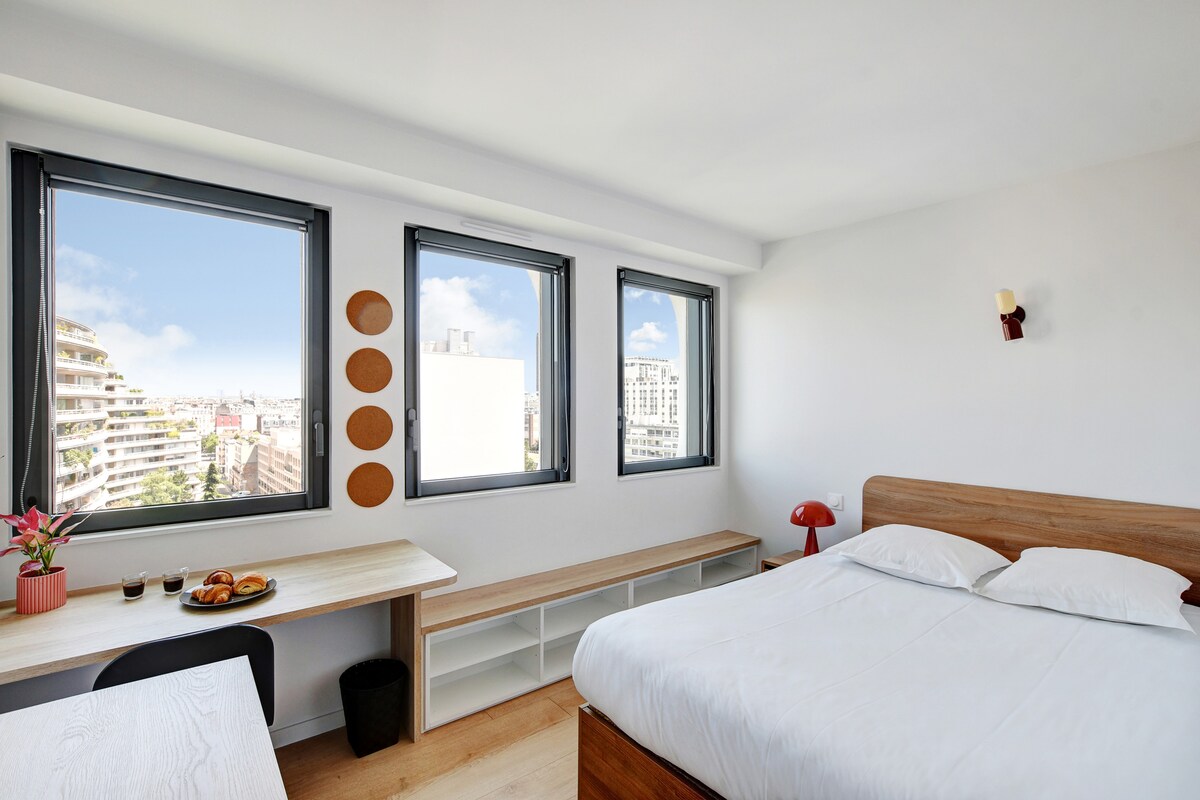 غرفة مشرقة مع سرير بحجم متوسط